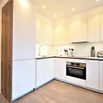 Superb Apartment, Shirland Mews
