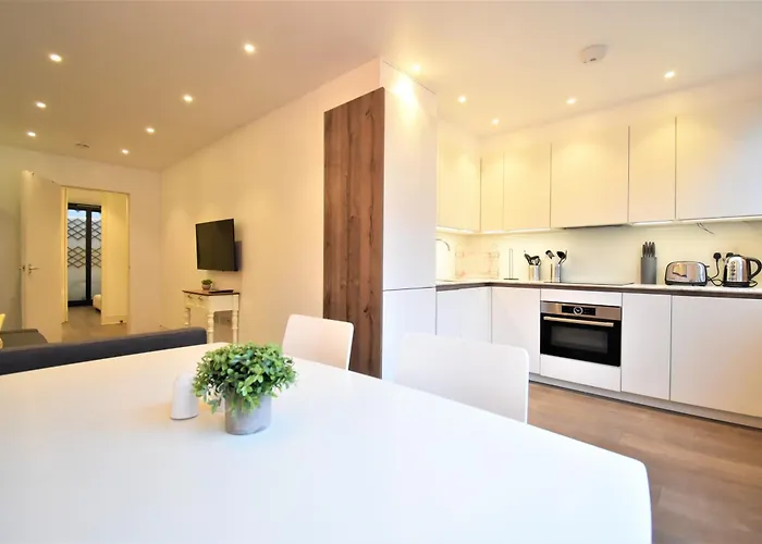 Superb Apartment, Shirland Mews